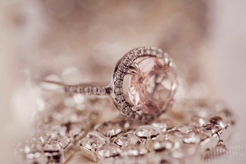 Ý nghĩa giấc mơ thấy nhẫn kim cương – Con số may mắn