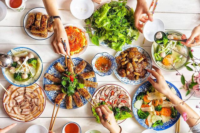 nằm mơ thấy ăn cỗ